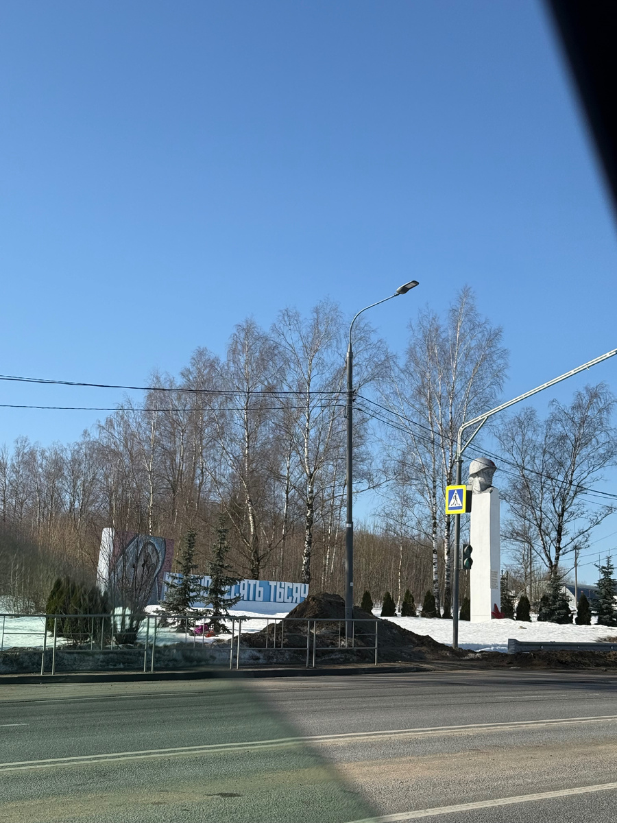 За рулём особо много не сфотографируешь, да и телефон работает в качестве навигатора. Дети спали. А пейзажи по сторонам иногда встречались красивые. 