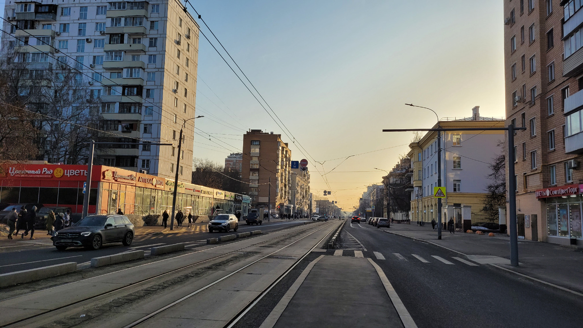 Жду трамвай.