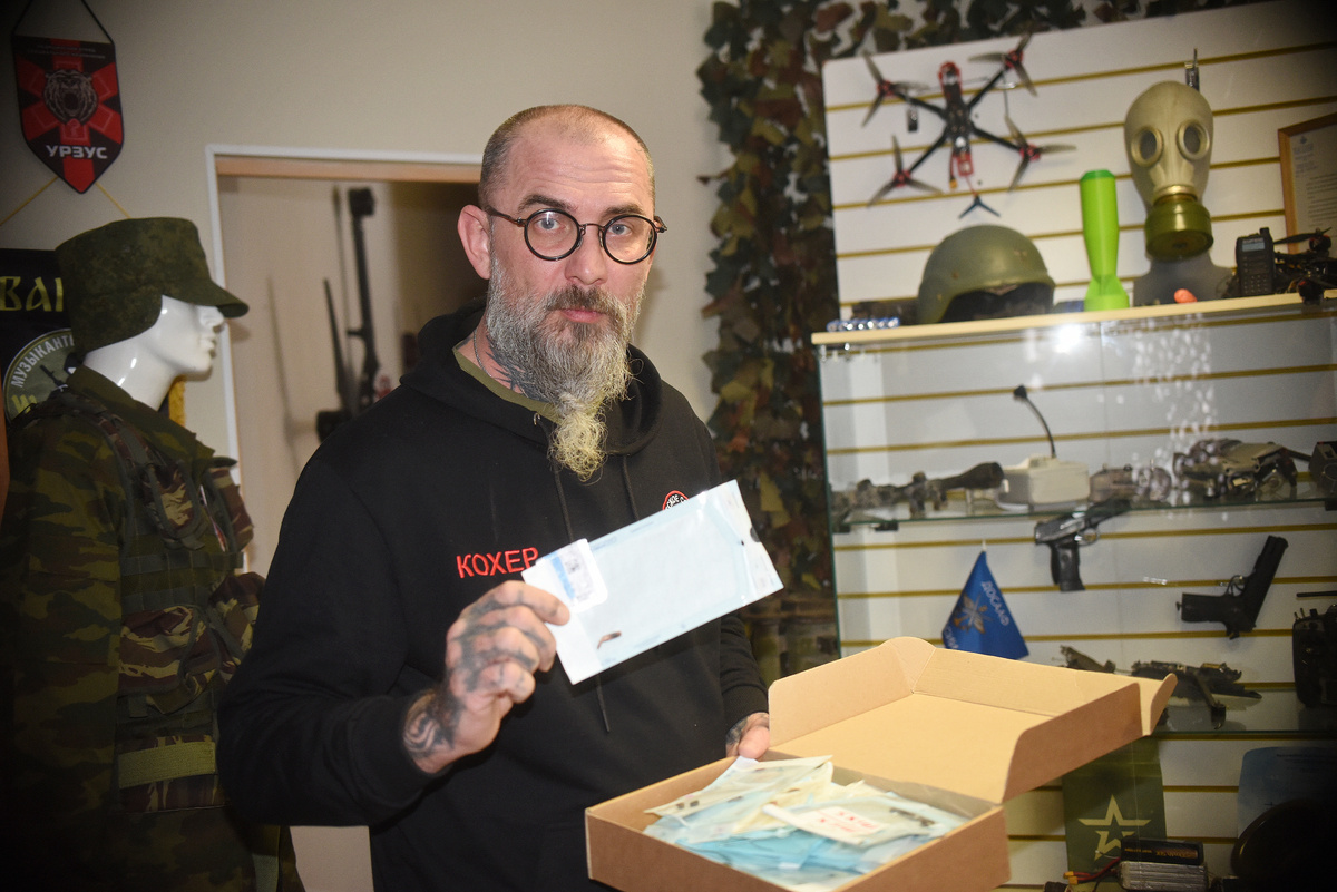 " 90 процентов помощи везём землякам", - говорит Роман. У него у самого немало орденов и медалей, но ему кажется дороже те три ящика, которые скромно стоят в музее. В них бережно уложены пакетики с осколками, переданными ему из Луганского военно-полевого госпиталя. Каждый из них подписан. Например, «Митин, 1999 год, правое предплечье, август 2024». 