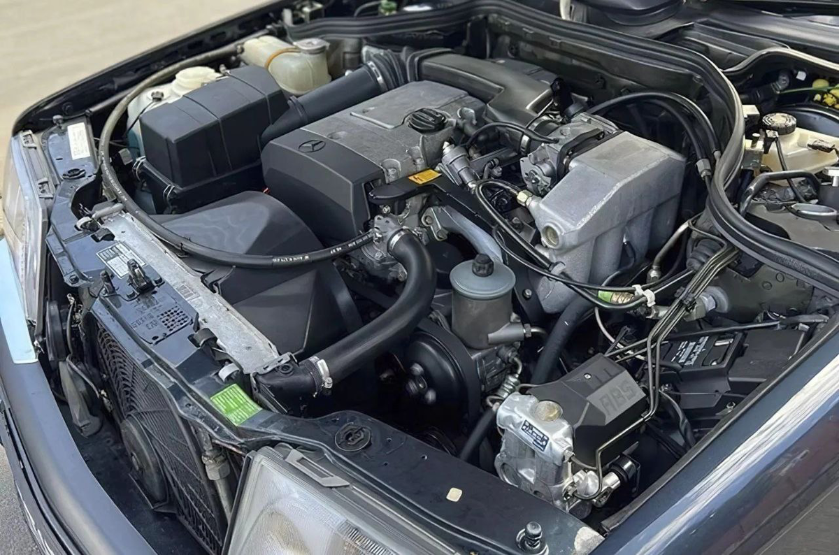 Под капотом W124