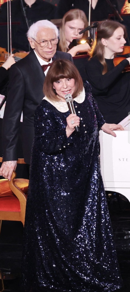 Александр  Зацепин, Наталья  Варлей.Кадр с юбилейного концерта. Фото из открытых источников.