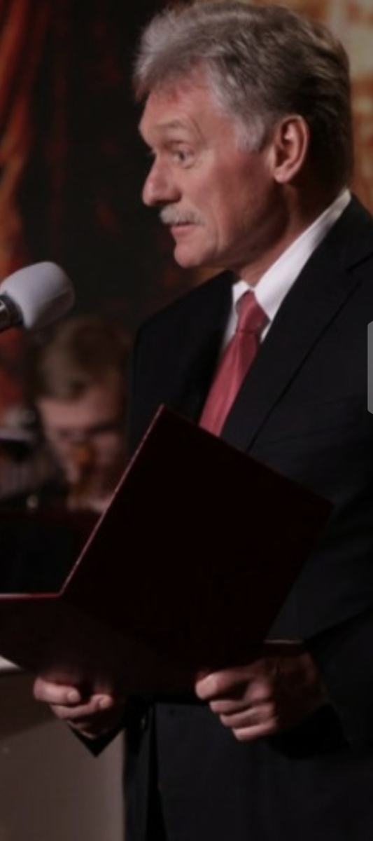 Д. Песков зачитывет поздравление юбиляру от президента России В. Путина. Фото из открытых источников.