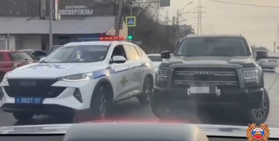 Красноярские полицейские с мигалками довезли женщину до роддома