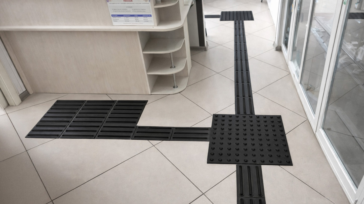 Пример профессиональной навигации в общественном санузле: направляющие линии ведут к функциональным зонам, а конусы свидетельствуют о препятствии или развилке впереди