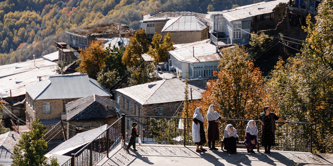 Почему в Дагестане мужчины часто не разговаривают с женщинами и держатся отдельно