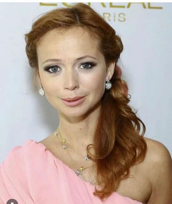    Лучезарная Елена Захарова, чья улыбка покоряла миллионы.