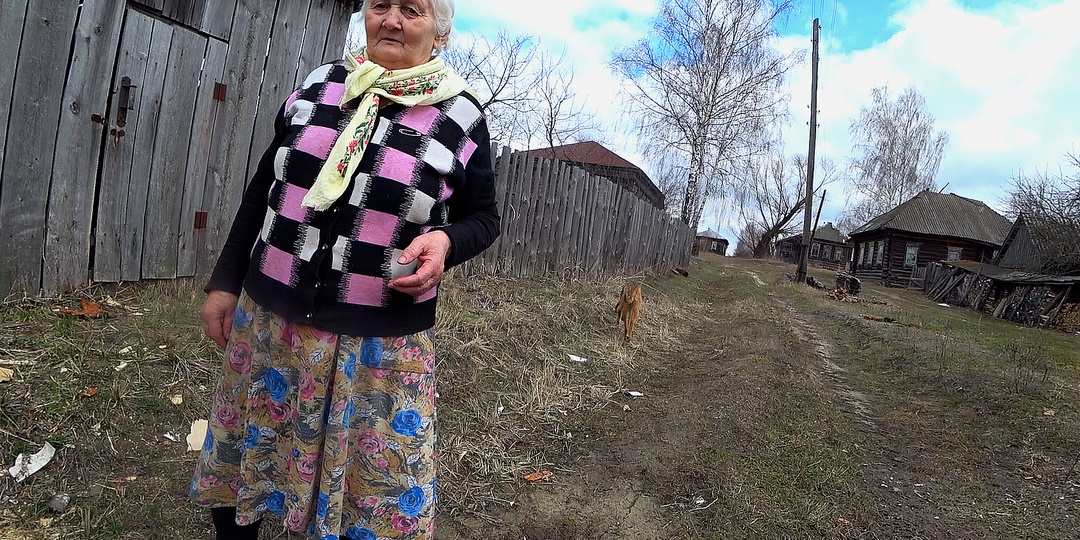ОНА ОСТАЛАСЬ ТУТ СОВСЕМ ОДНА! НОЧЬЮ ХОДЯТ ВОЛКИ И МЕДВЕДИ. ОГРОМНАЯ ЗАБРОШЕННАЯ ДЕРЕВНЯ В ЛЕСАХ МОРДОВИИ.