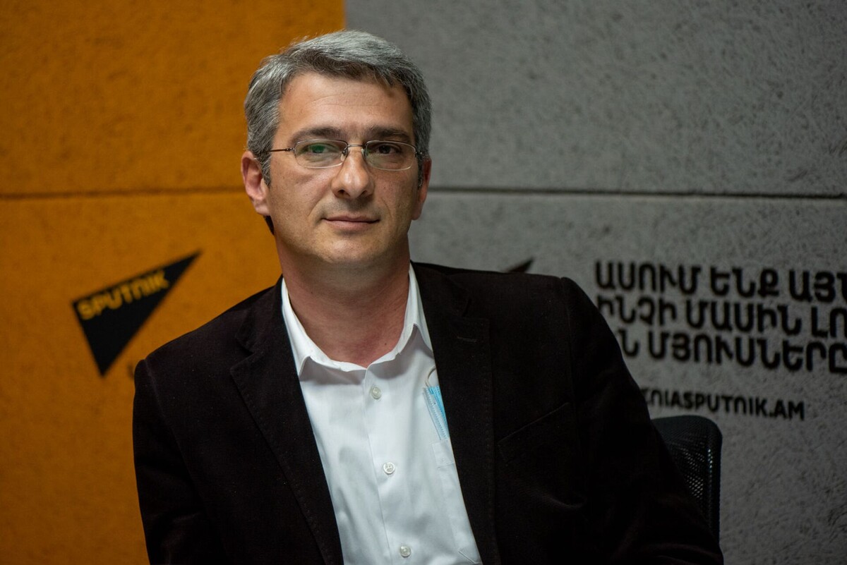 Глава Союза сыроваров Армении Армен Гигоян в гостях радио Sputnik Армения © Sputnik / Andranik Ghazaryan