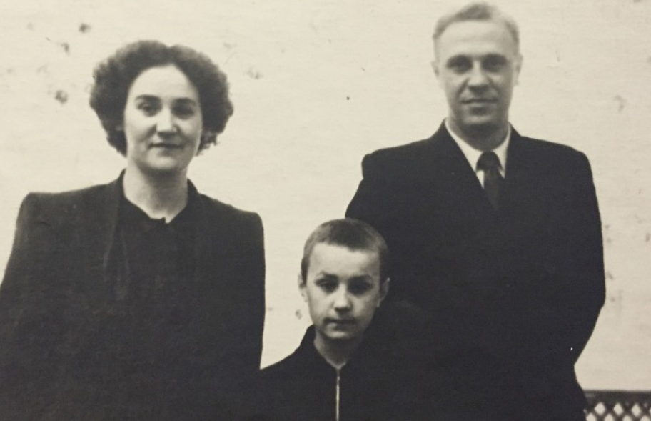 Анатолий Васильев с родителями