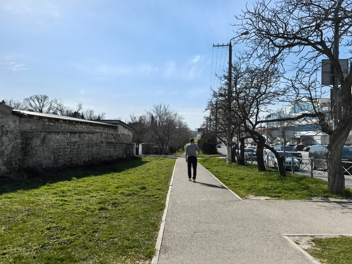 Фото для статьи сделаны 15 марта 2026 года. Некоторые уже в футболках ходят.