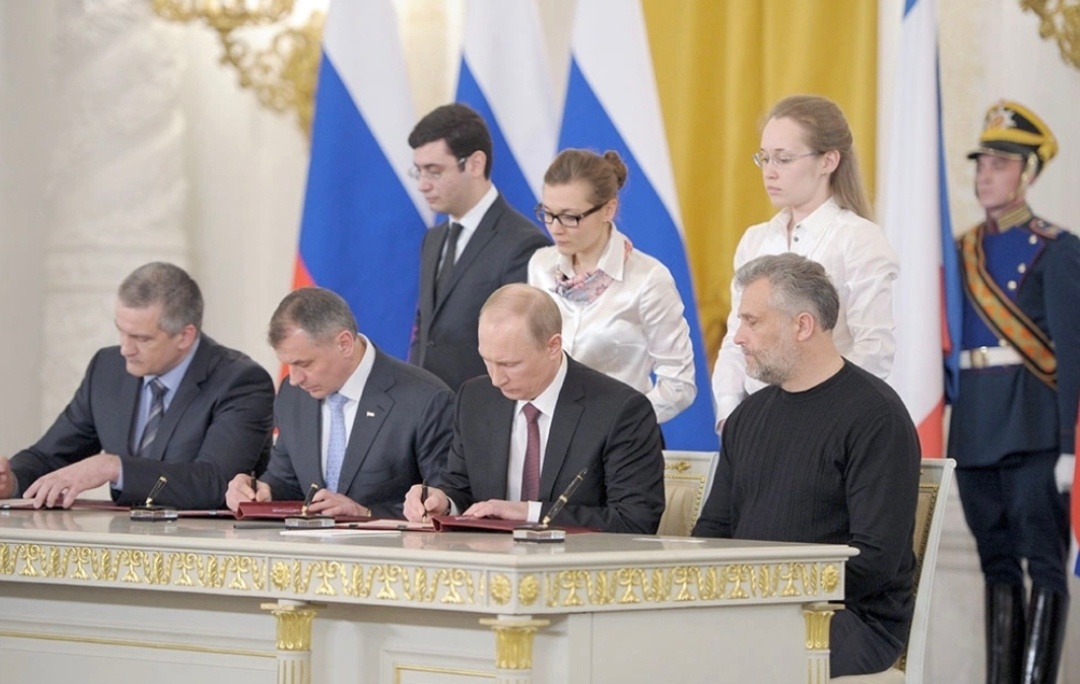 Президент России и глава Крыма подписывают документы о воссоединении России и Крыма и Севастополя. Историческое фото.