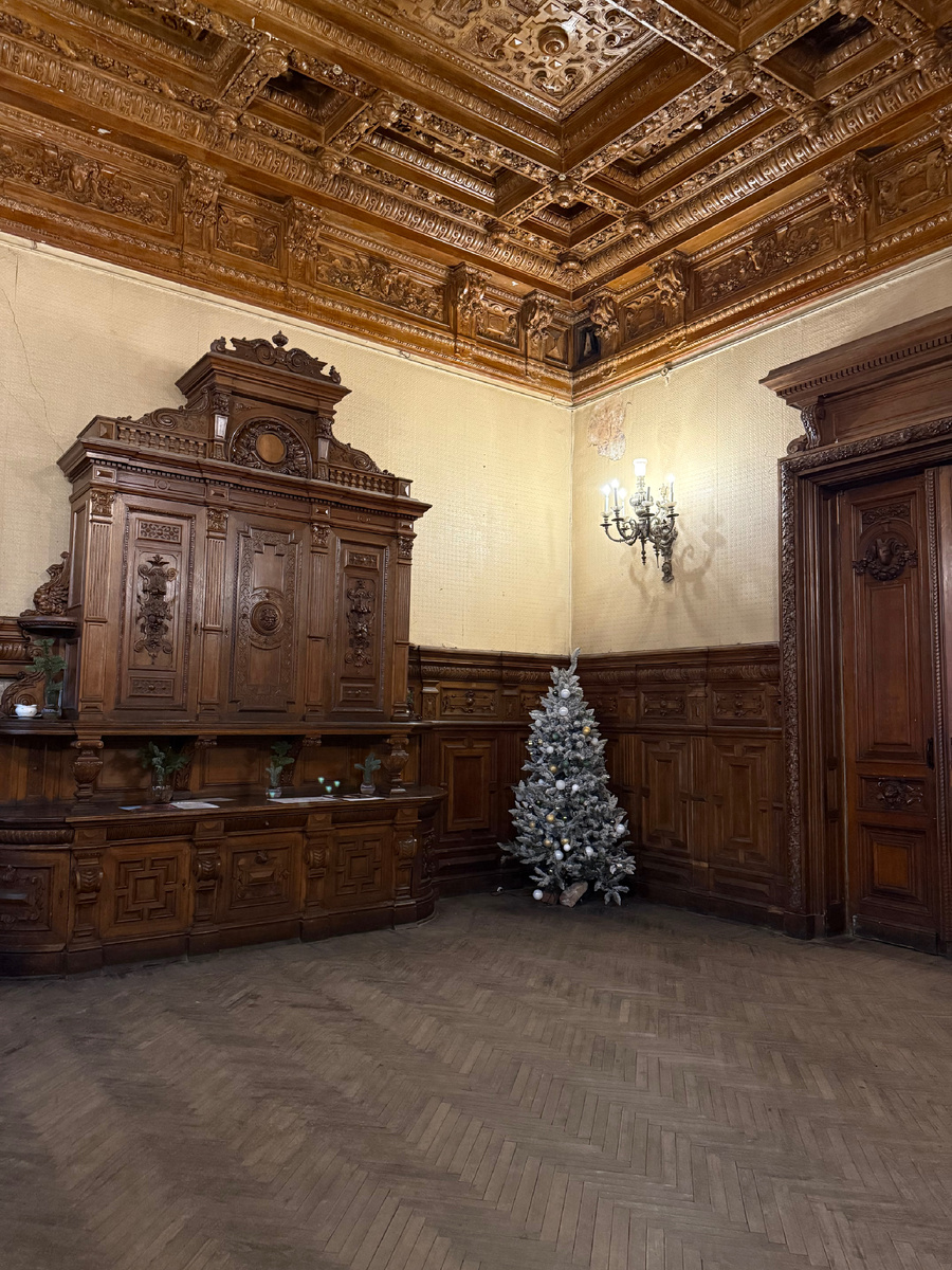 Буфет в парадной столовой