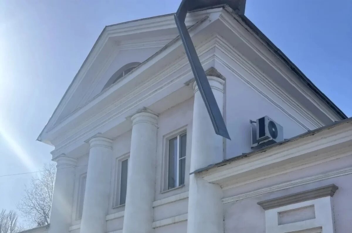    Сорванная кровля повисла над входом в детский сад в Астрахани