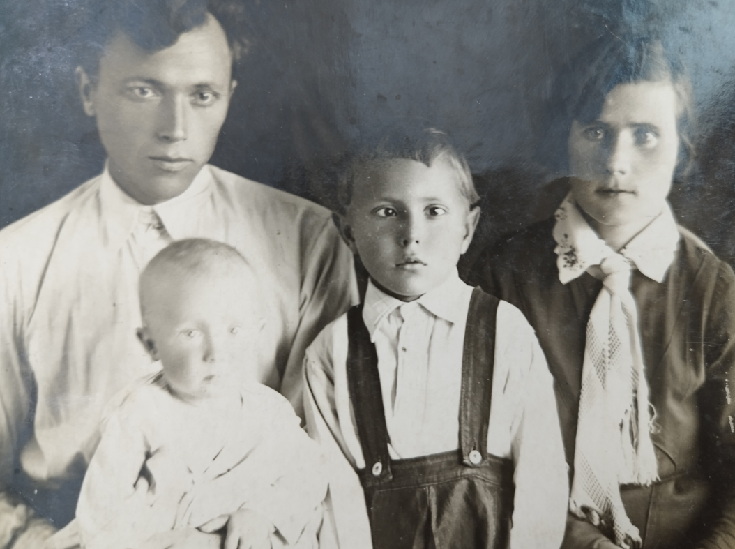 Фотография 1941 года, на которой слева направо изображены Михаил Павлович Кубышкин, его дети - трехлетний Владимир Кубышкин и девятилетний Алексей Кубышкин и Наталия Борисовна Карнеева. На обороте фотографии надпись: «Накануне войны Коченево».