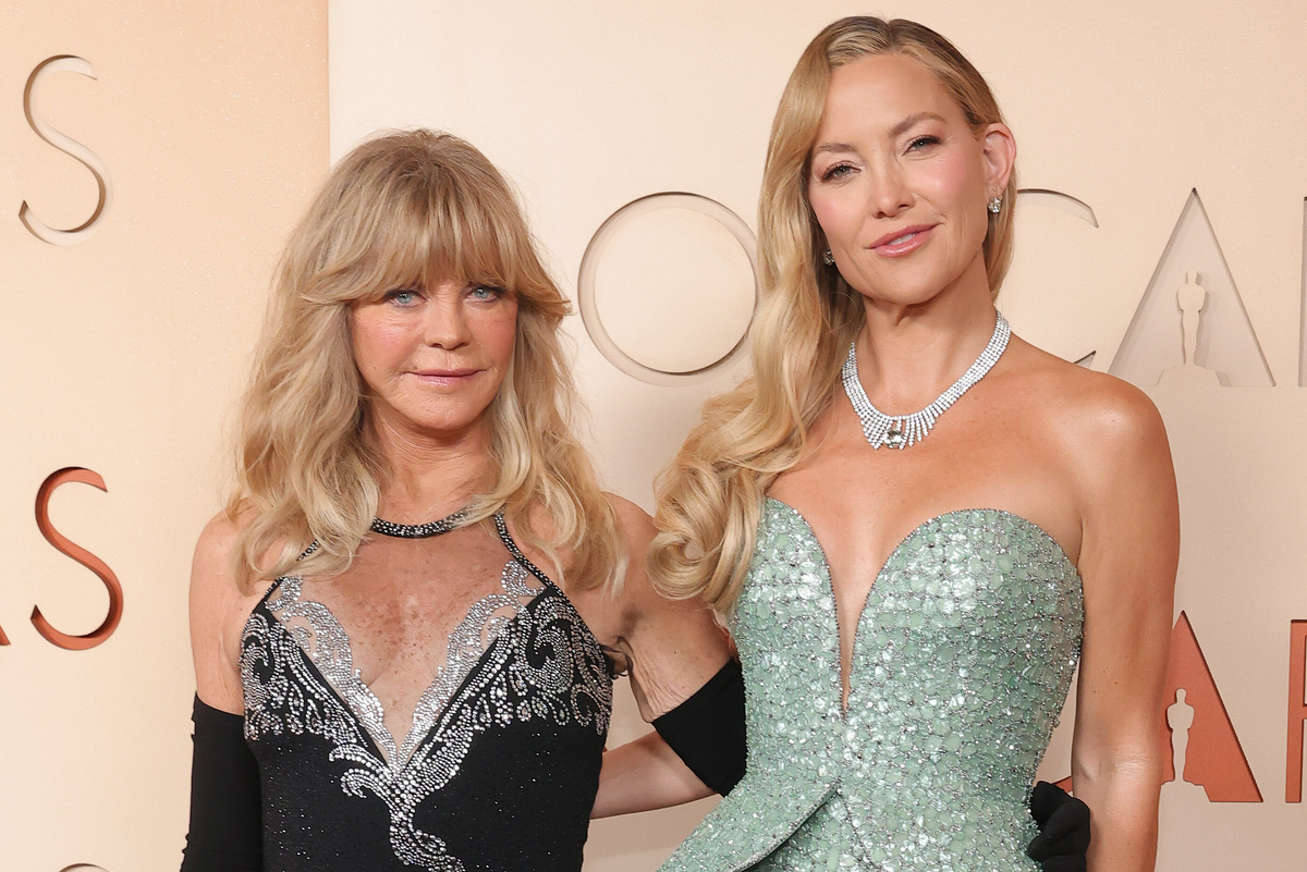     Кейт Хадсон и ее мама в откровенных платьях вышли на красную дорожку премии «Оскар-2026»
