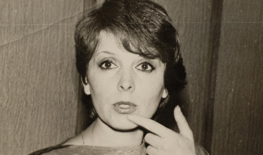 Слёзы за кулисами: почему Клара Новикова осталась одна и куда исчезла со сцены