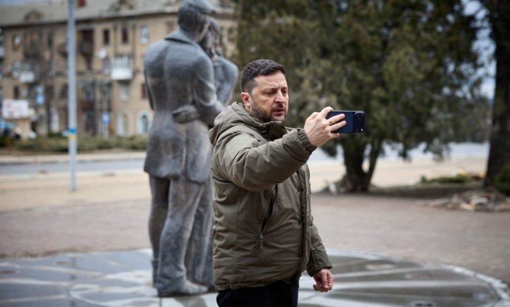    Зеленский свободно позирует и селфится в Славянске. Фото Офиса президента Украины