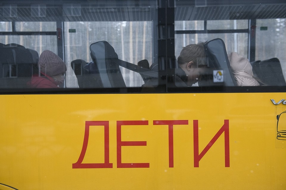    Дети еще не успели сесть в школьный автобус. Алексей БУЛАТОВ