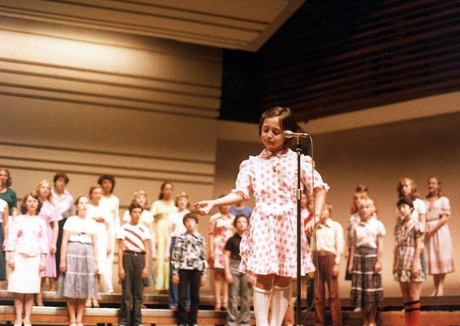 Благодаря своим блестящим вокальным данным и раскрепощённости на сцене, Лена быстро стала солисткой хора