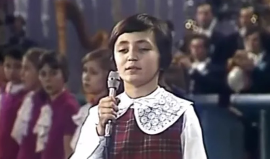 Прожила 29 лет, спела хит на всю страну, а теперь у ее могилы скамейка на двоих с отцом