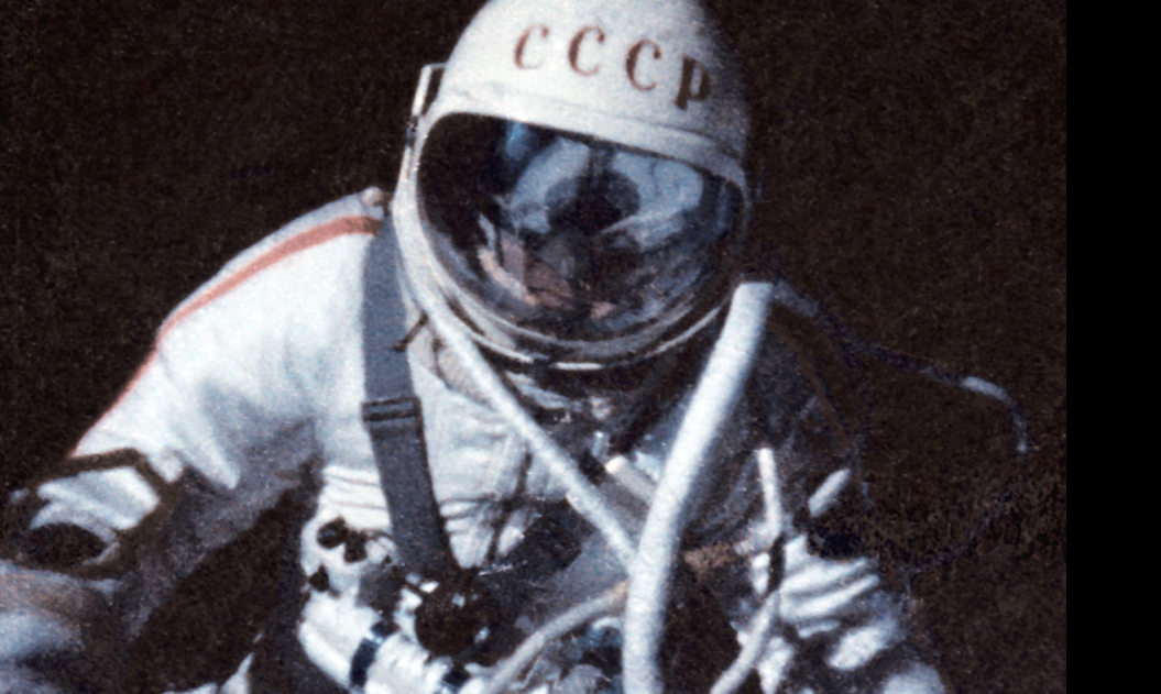 Выход Леонова в открытый космос. Раскрашенный реальный кадр