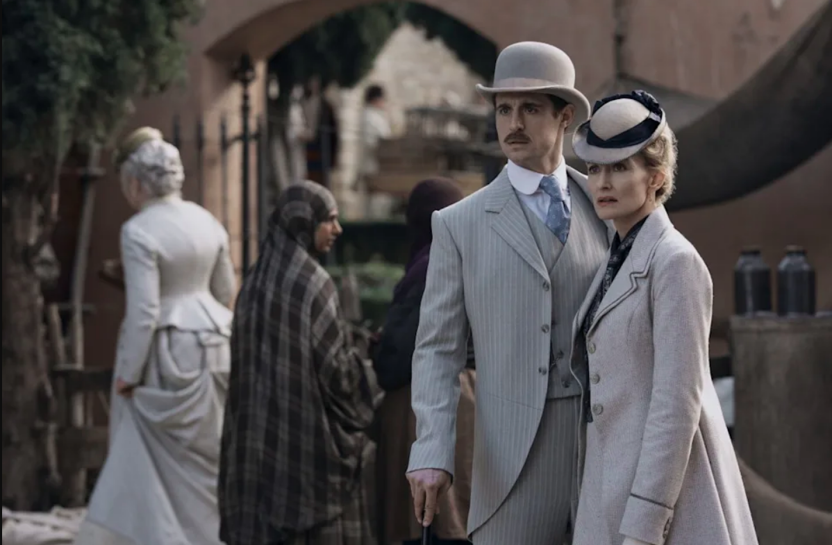 Майкрофт Холмс со своей и Шерлока матерью. Кадр из сериала.