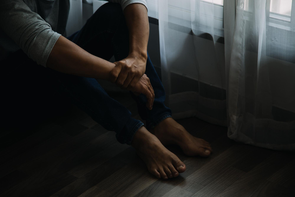 Почему при алкоголизме могут «отказывать» ноги. (источник изображения: freepik.com)