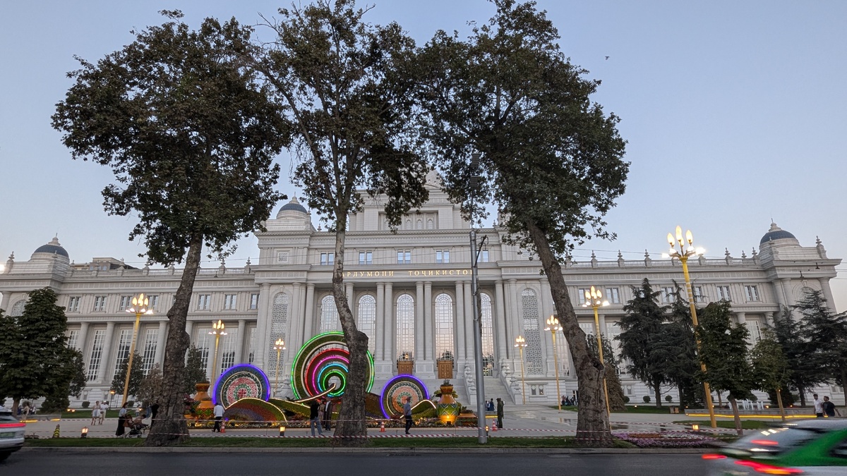 Инсталляция из цветов у здания Парламента