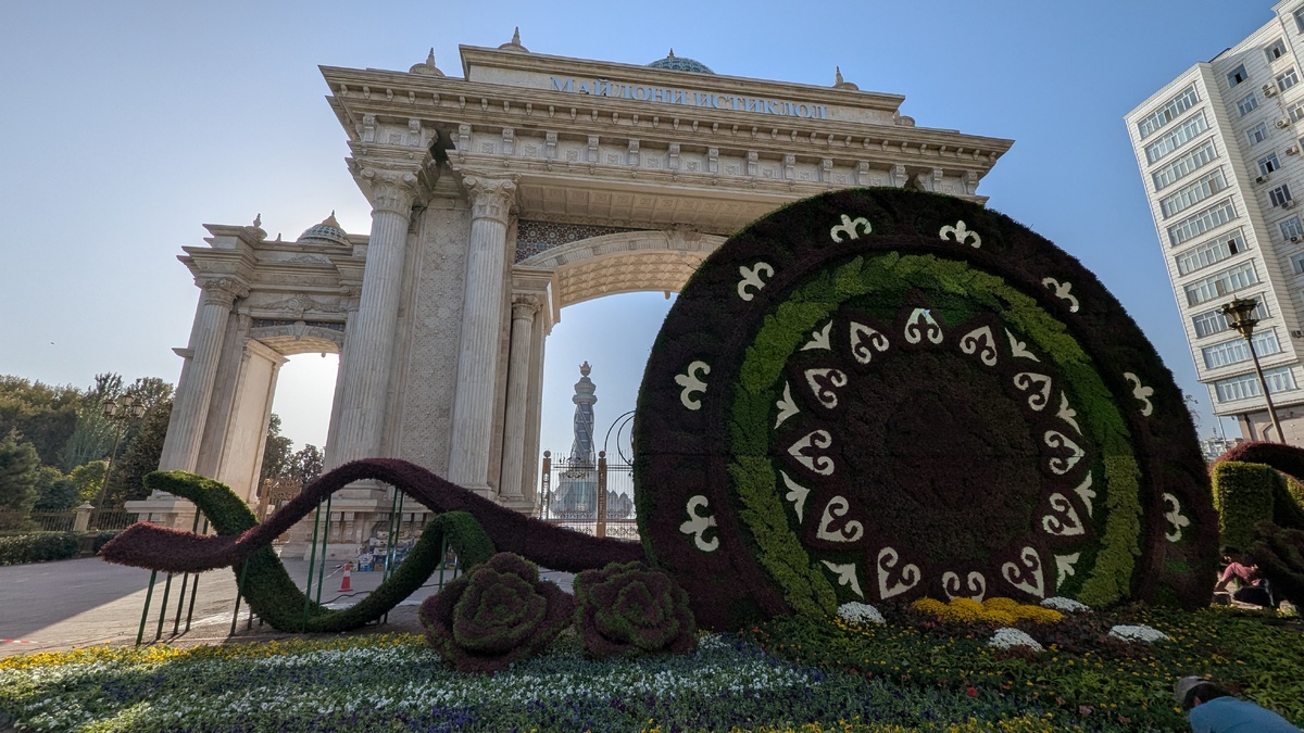 У входа в парк Истиклол