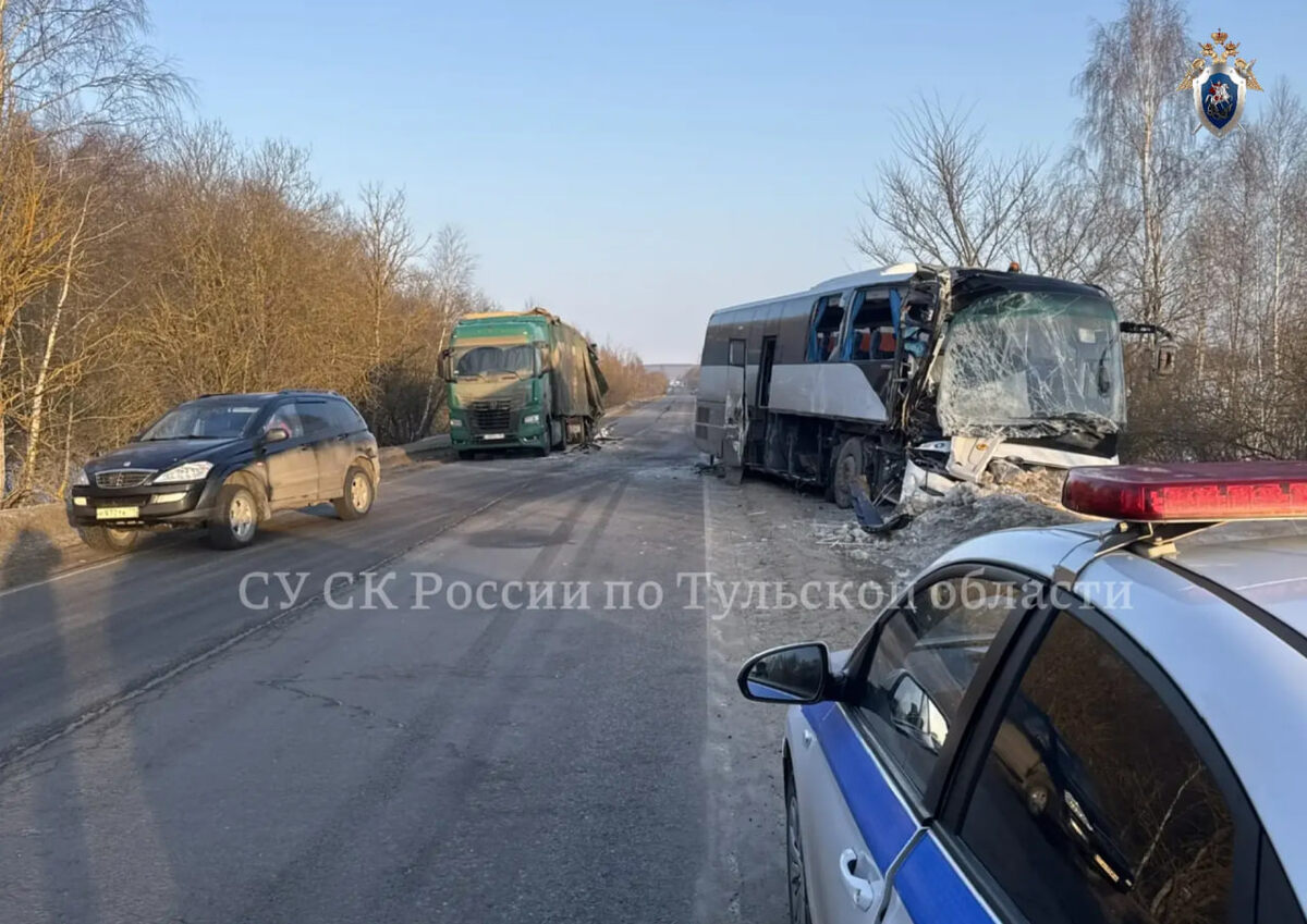    Пассажирский автобус врезался в фуру в Тульской области