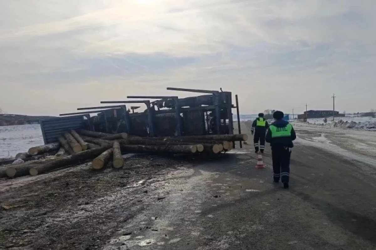    Лесовоз опрокинулся на трассе в Туринском районе