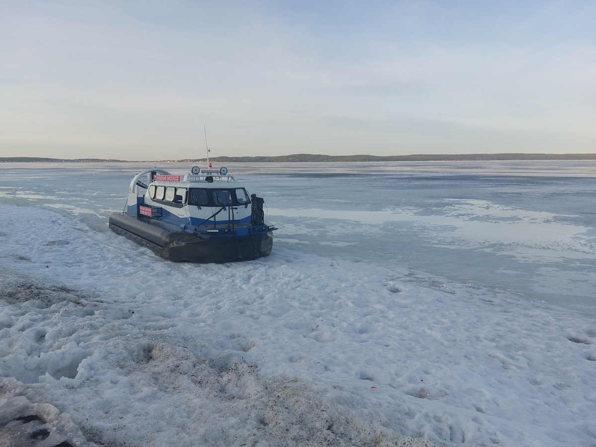 Хотели бы прокатиться на такой амфибии по замёрзшему озеру?