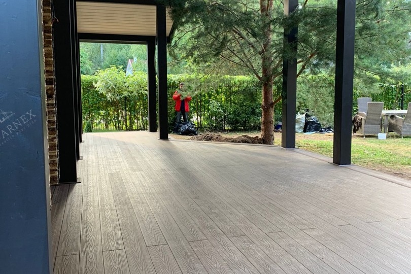 Терраса из ДПК, которая выглядит как часть дома, а не как пристройка