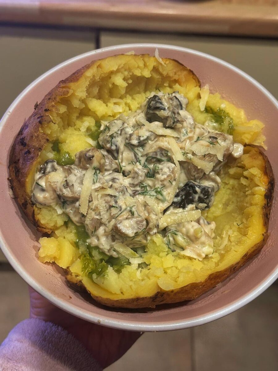 Домашняя крошка картошка с грибами и соевыми кусочками с веган сыром,  маринованными огурчиками и постным майонезом