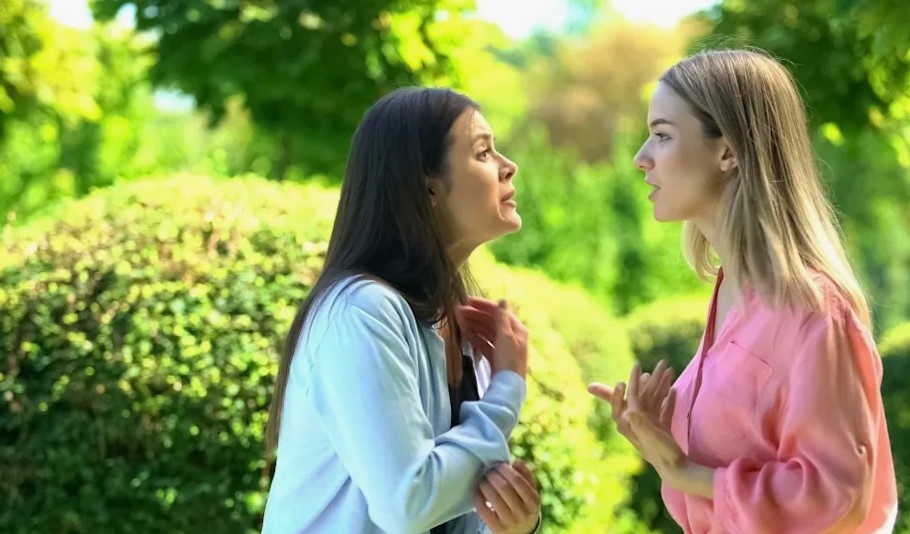 Подруга после развода начала говорить странные вещи про моего мужа. В какой-то момент я поняла: она пытается нас поссорить