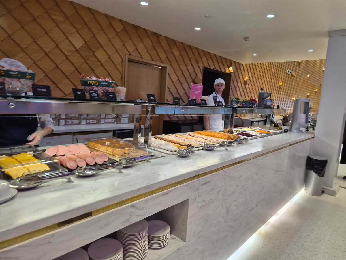 Шведский стол  на завтраке в бизнес-зале 