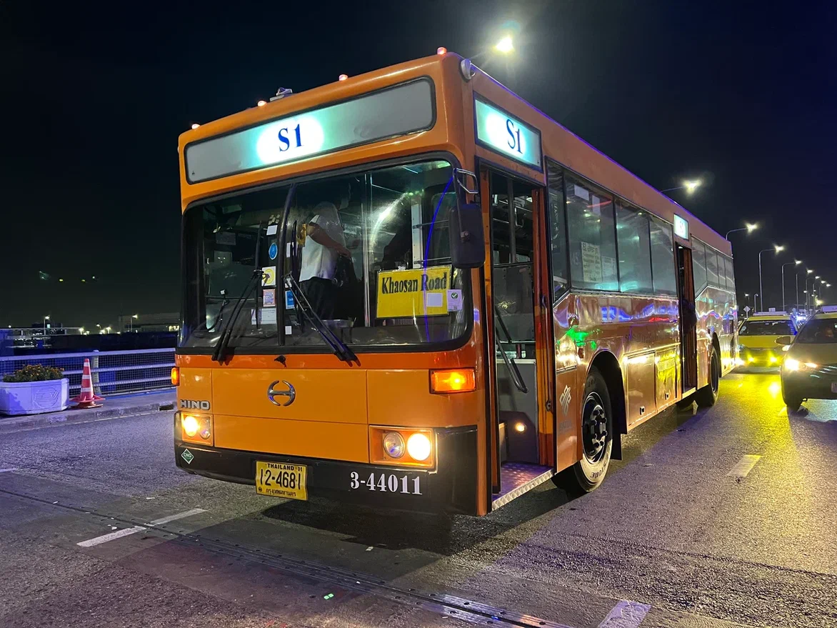 Автобус в аэропорт. Фото автора