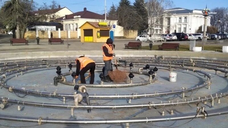    Очистка чашей фонтанов Фото: Администрация Ставрополя