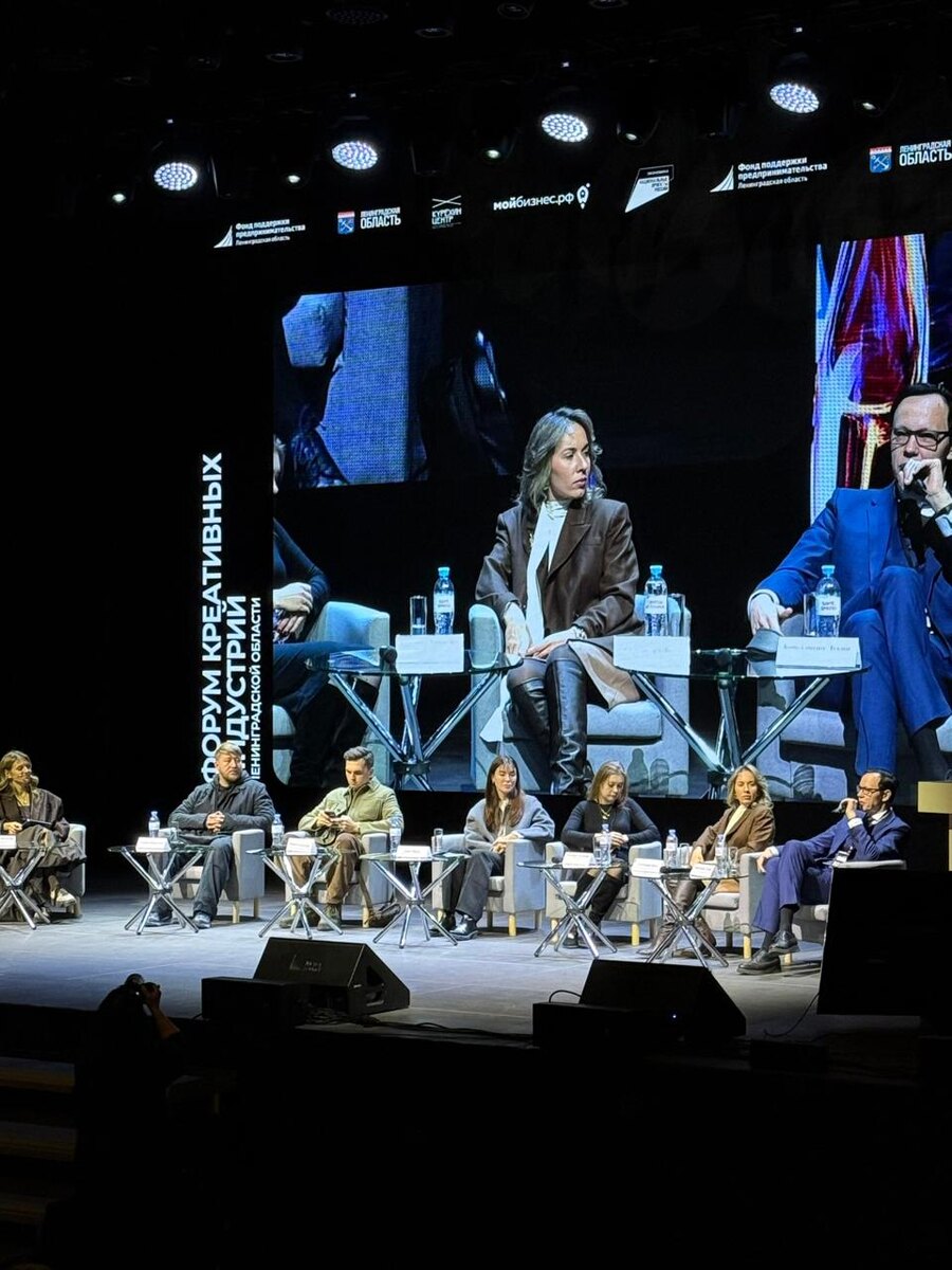 7 серых кресел. 7 столиков Гидра. 