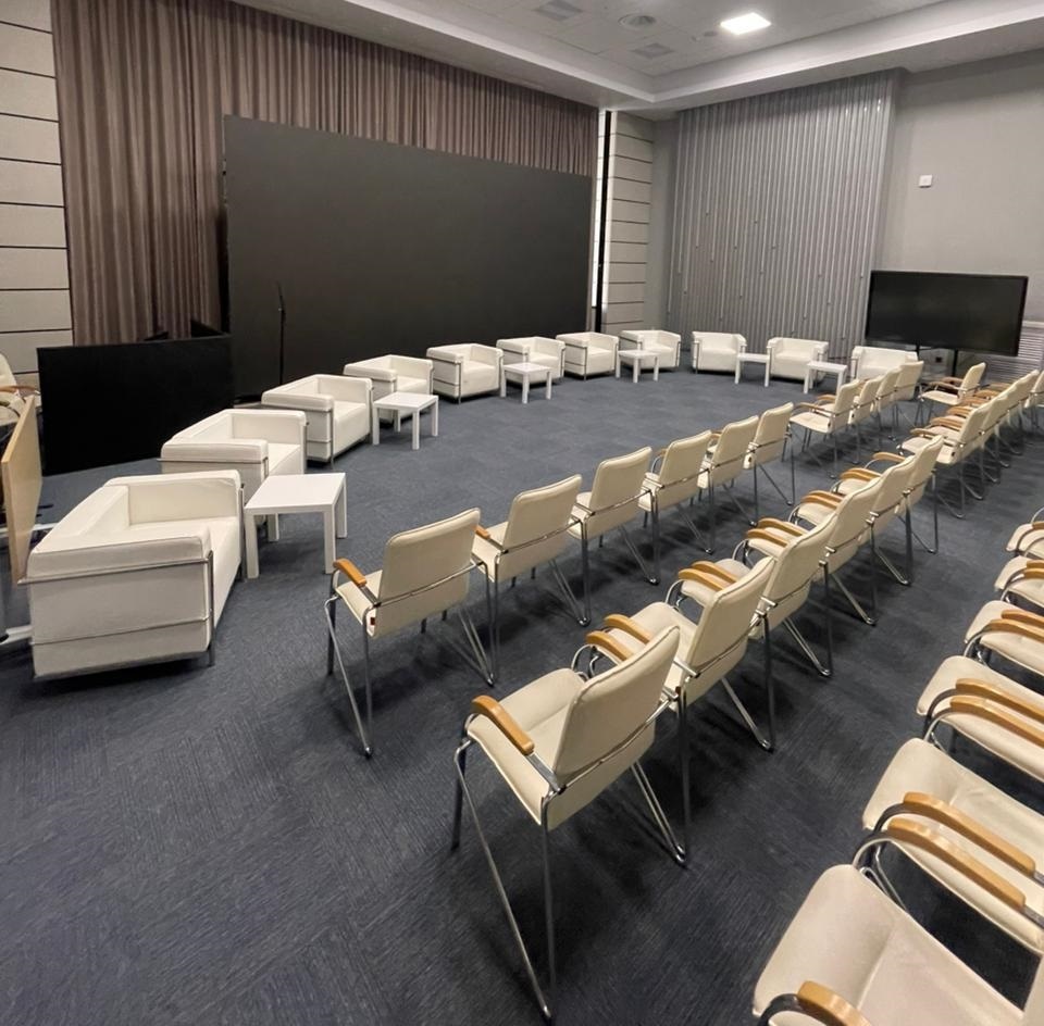 11 белых кресел. 7 журнальных столиков. 40 стульев Самба. 