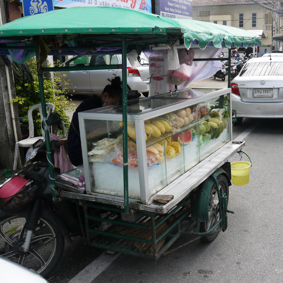 Если вам предлагают помыть руки или фрукты водой из ведра, висящего на краю тележки, не спешите это делать. Фото автора.