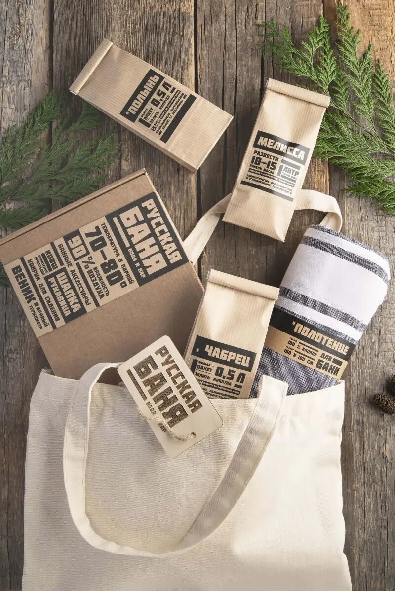 Подарочный набор #300 "Русская баня": подарочную сумку можно использовать для походов в сауну: в нее удобно складывать все необходимое, от полотенца до веника.
Состав:
Банный набор с рукавицей и банной шапкой из войлока , Полотенце для бани , Сумка тканая с тегом из фанеры (брендируется) , Запарки для бани (3 вида в крафт пакетиках с наклейками)