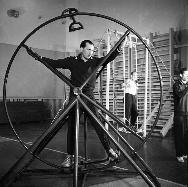 П.И. Беляев и А.А. Леонов во время подготовки к полёту. Источник: ЦПК им. Ю.А. Гагарина