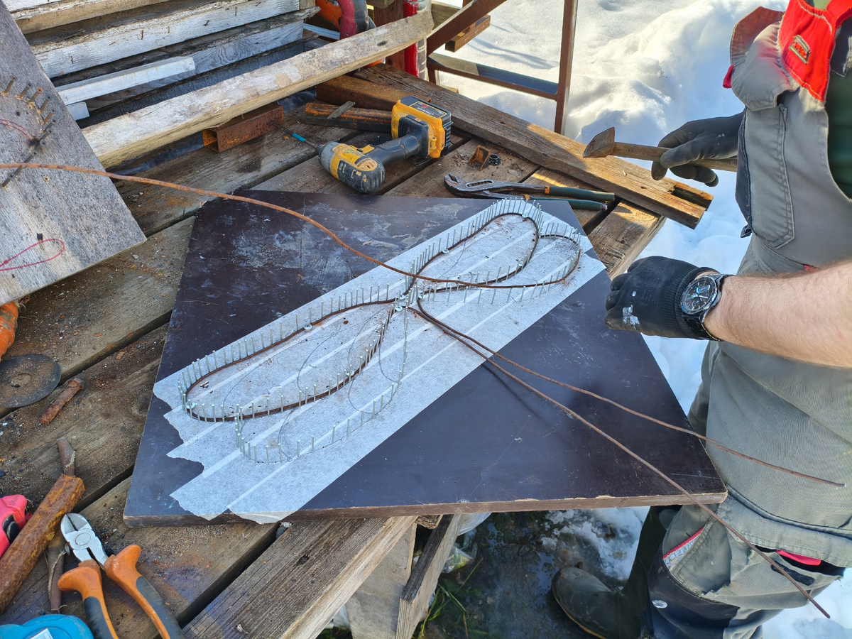 Муж делает крылья. 