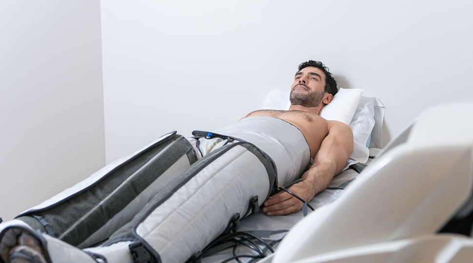 Тяжесть в ногах и «сосудистая усталость»: как помочь себе до того, как появится варикоз