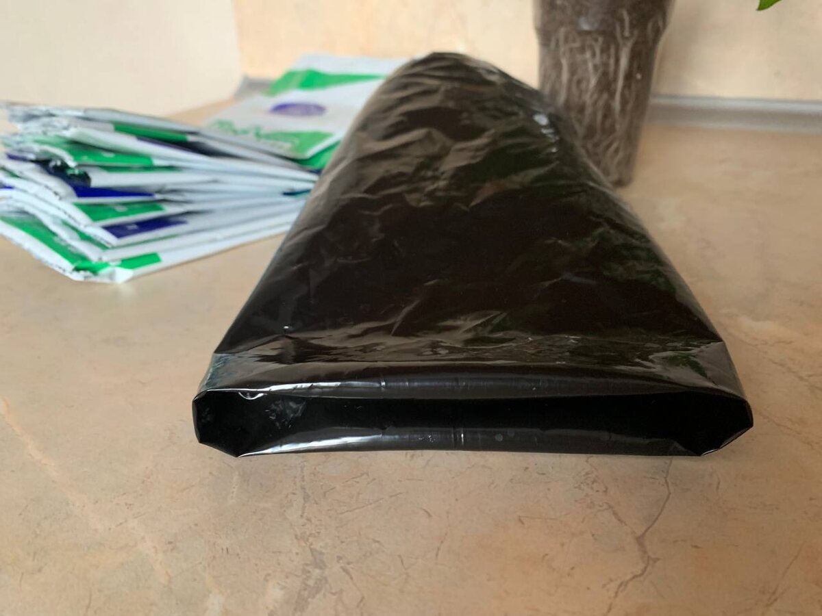 Подворачиваем уголки вниз – и емкость готова. Фото автора