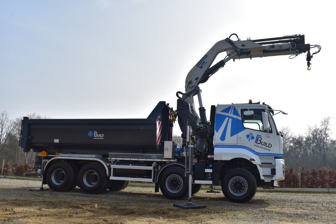 Кабина самосвала имеет спальник для отдыха водителя