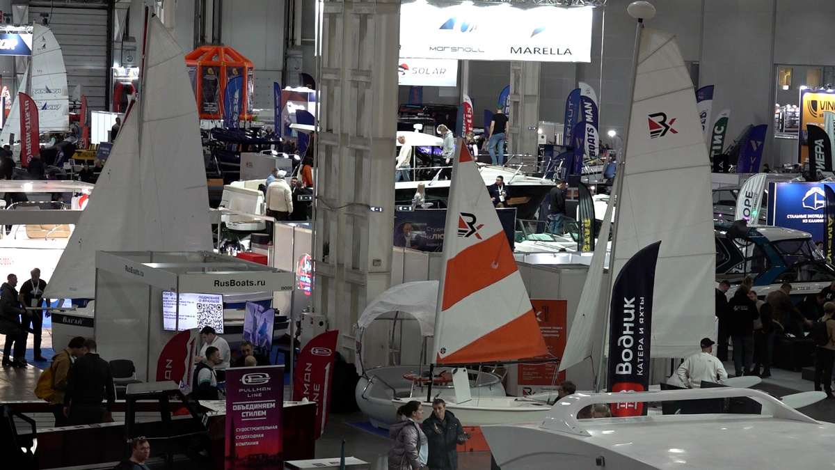 Редкие паруса в выставочном зале Крокуса