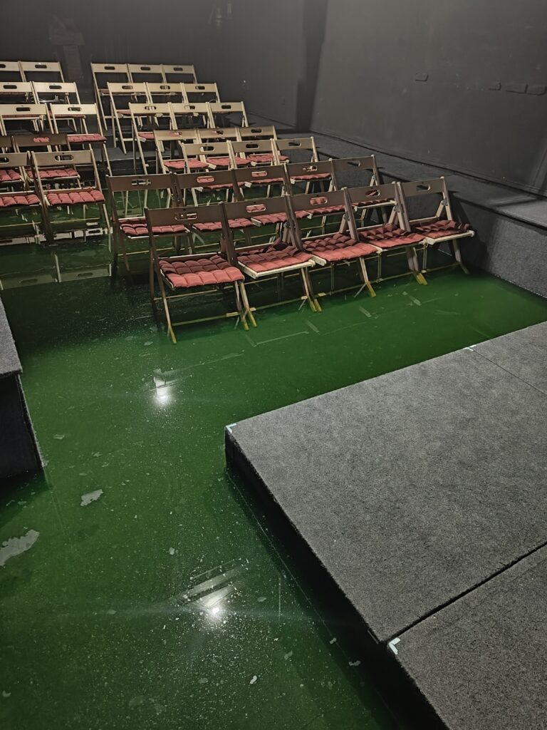 Вчера вода стояла в зрительном зале /Фото: Донецкий новый театрВчера вода стояла в зрительном зале /Фото: Донецкий новый театр