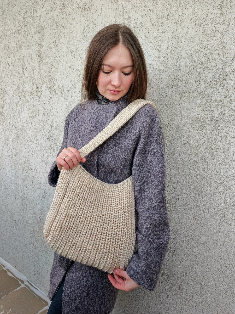 Сумка связана на вязальной машине Ивушка (33*2)